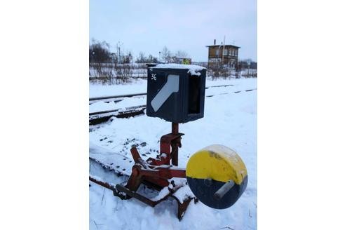 Im Winter schützt die Deutsche Bahn ihre Weichen mit Weichenheizungen vor dem Festfrieren. Ein einfacher Heizstab für eine Weiche kostet 50 Euro, ein Trafo mit Überwachungseinheit für acht Weichenheizungen etwa 1000 Euro.