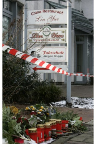 Blumen und Kerzen liegen 2007 vor dem China-Restaurant Lin Yue in Sittensen. Foto: ap