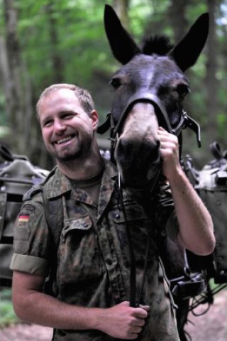 Ein Soldat des Tragtierzugs der Bundeswehr schmust am Fusse des Zwiesels bei Bad Reichenhall  mit einem Muli Foto: Lennart Preiss/ddp