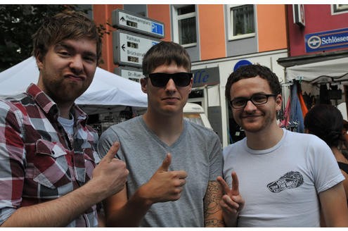 Neidisch, Jungs? Die beiden Herren links und rechts hätten wahrscheinlich auch gern ein so cooles Exemplar, wie ihr Freund in der Mitte.