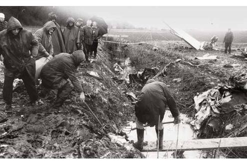 1988 - Absturz in die Ruhrwiesen: Als bei einem Unwetter 21 Menschen ums Leben kamen. Der letzte Funkkontakt zwischen Metroliner und Tower endet mit einem Tschüss. Danach verschwindet die Maschine vom Radar.