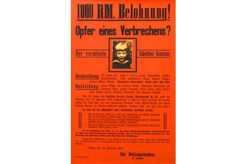 Die Polizei findet in einem Kellerloch in der Seibertstraße unter Gerümpel und Schutt die mumifizierte Leiche eines sechsjährigen Knaben. Ermittlungen ergaben, dass es sich um die Leiche eines im Februar 1930 auf rätselhafte Weise verschwundenen Kindes Günther Kosten handelt.