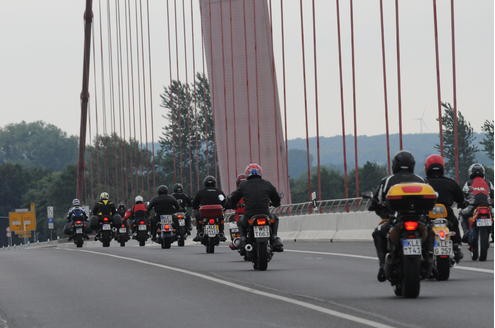 SPD Kandidat Bodo Wißen mit dem Motorrad auf Wahlkampf Tour An der Rheinbrücke Emmerich 18. 7. 2009 Foto Dirk Schuster