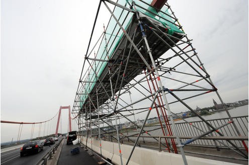 Der Korrosionsschutz an der Emmericher Rheinbrücke, hier am 22.07.2009, wird überprüft. Bei Routinekontrollen wurden Korrosionsschäden an der Brücke festgestellt. Die Baustelle an mitten auf der Rheinbrücke Emmerich Foto: Kurt Michelis