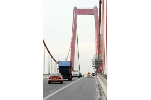 Der Korrosionsschutz an der Emmericher Rheinbrücke, hier am 22.07.2009, wird überprüft. Bei Routinekontrollen wurden Korrosionsschäden an der Brücke festgestellt. Die Baustelle an mitten auf der Rheinbrücke Emmerich Foto: Kurt Michelis