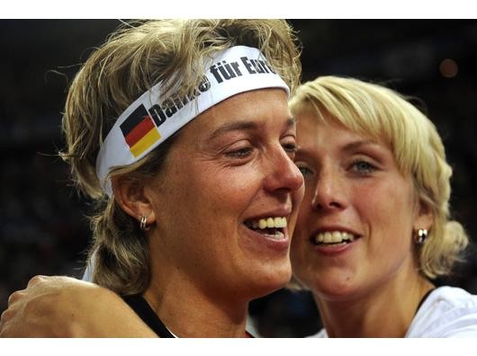 Siegerin Steffi Nerius (l.) wird von Teamkameradin Christina Obergföll umarmt.