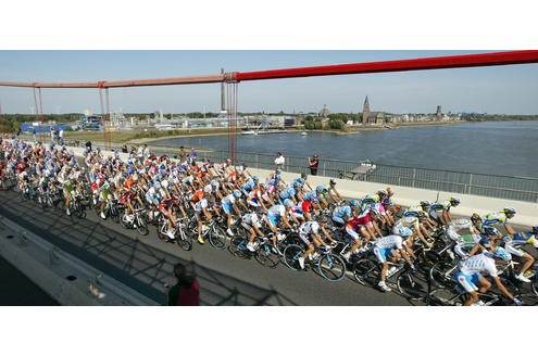 Radrennen Vuelta a Espana von Zutphen nach Venlo - hier beim Passieren der Rheinbrücke Emmerich - Kleve - Emmerich - Montag, 31. August 2009 Foto : Johannes Kruck ## Spanienrundfahrt ## 