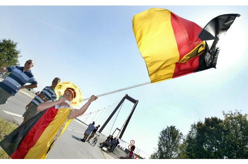 Radrennen / Spanienrundfahrt Vuelta a Espana --- 3. Etappe von Zutphen nach Venlo - hier beim Passieren der Rheinbrücke Emmerich - Kleve - Emmerich - Montag, 31. August 2009 Foto : Johannes Kruck