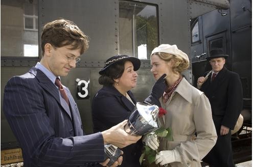 Gretel Bergmann (Karoline Herfurth) wird von ihrer Familie (Franz Dinda, Maria Happel, August Zirner) bei ihrer Rueckkehr aus England am Bahnhof empfangen. © Thomas Kost 