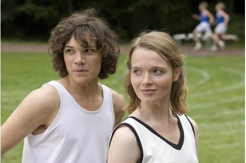 Die Freundinnen Marie (Sebastian Urzendowsky) und Gretel (Karoline Herfurth) beim gemeinsamen Hochsprungtraining. © Thomas Kost 