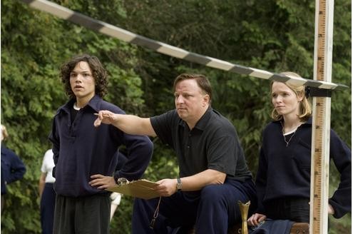 Marie Ketteler (Sebastian Urzendowsky) und Gretel Bergmann (Karoline Herfurth) beim Hochsprungtraining mit Trainer Hans Waldmann (Axel Prahl). © Thomas Kost