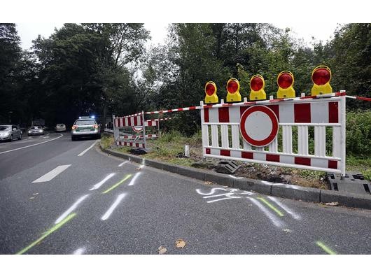 An der Stelle, an der der Bus 20 Meter tief in die Wupper stürzte, ist die Leitplanke verbogen und auf den Boden gedrückt.(Foto: ap)