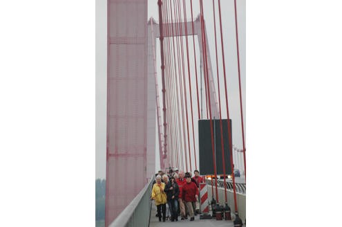 Die Emmericher Kirchengemeinden wallfahrteten nach Kevelaer, Montag, 05.09.2009, Rückkehr der Fußpilger in Emmerich, hier auf der Rheinbrücke. Foto: Konrad Flintrop / WAZ FotoPool