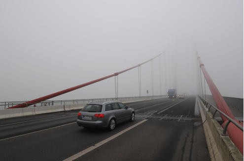 Nebelstimmung am frühen Morgen auf der Rheinbrücke Emmerich Kleve Die Pylonen werden vom Nebel verschluckt. Emmerich 29.10.2009 Foto Dirk Schuster WAZ FotoPool