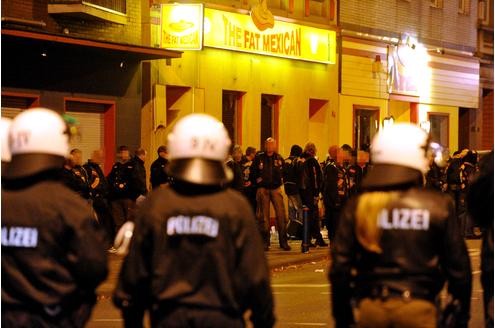 In der Duisburger Altstadt kam es am Samstagabend erneut zu einem Streit zwischen den Rockerbanden der Bandidos und den Hells Angels. (Fotos: Stephan Eickershoff/WAZFotoPool)