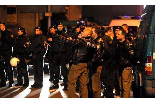 In der Duisburger Altstadt kam es am Samstagabend erneut zu einem Streit zwischen den Rockerbanden der Bandidos und den Hells Angels. (Fotos: Stephan Eickershoff/WAZFotoPool)