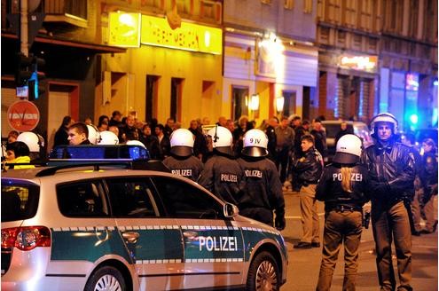 In der Duisburger Altstadt kam es am Samstagabend erneut zu einem Streit zwischen den Rockerbanden der Bandidos und den Hells Angels. (Fotos: Stephan Eickershoff/WAZFotoPool)