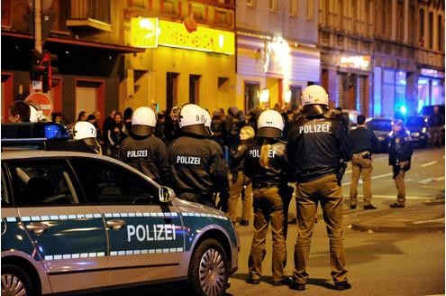 In der Duisburger Altstadt kam es am Samstagabend erneut zu einem Streit zwischen den Rockerbanden der Bandidos und den Hells Angels. (Fotos: Stephan Eickershoff/WAZFotoPool)