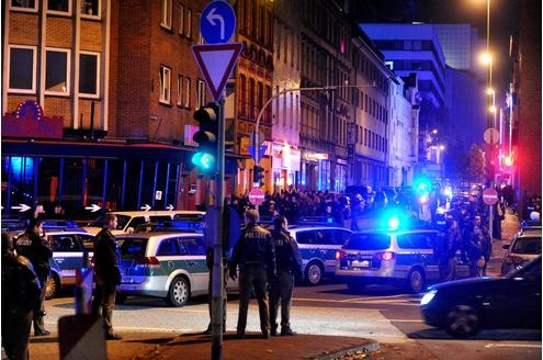 In der Duisburger Altstadt kam es am Samstagabend erneut zu einem Streit zwischen den Rockerbanden der Bandidos und den Hells Angels. (Fotos: Stephan Eickershoff/WAZFotoPool)