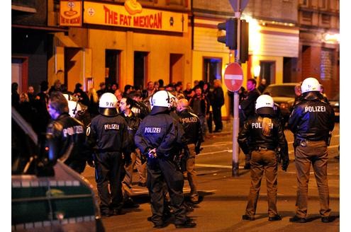 In der Duisburger Altstadt kam es am Samstagabend erneut zu einem Streit zwischen den Rockerbanden der Bandidos und den Hells Angels. (Fotos: Stephan Eickershoff/WAZFotoPool)