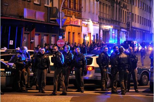 In der Duisburger Altstadt kam es am Samstagabend erneut zu einem Streit zwischen den Rockerbanden der Bandidos und den Hells Angels. (Fotos: Stephan Eickershoff/WAZFotoPool)