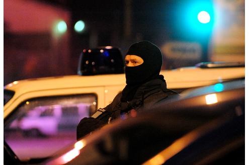 In der Duisburger Altstadt kam es am Samstagabend erneut zu einem Streit zwischen den Rockerbanden der Bandidos und den Hells Angels. (Fotos: Stephan Eickershoff/WAZFotoPool)