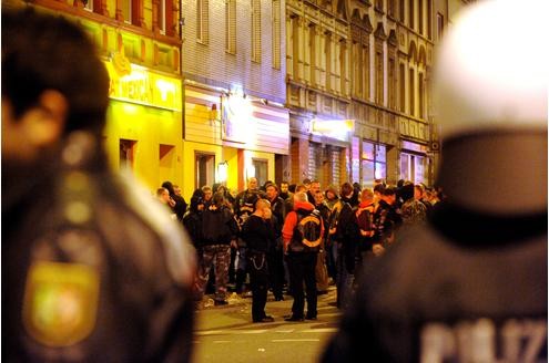 In der Duisburger Altstadt kam es am Samstagabend erneut zu einem Streit zwischen den Rockerbanden der Bandidos und den Hells Angels. (Fotos: Stephan Eickershoff/WAZFotoPool)