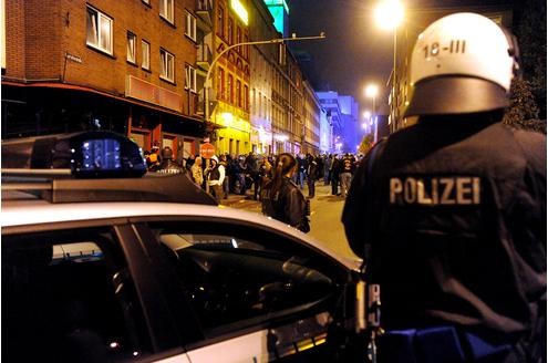 In der Duisburger Altstadt kam es am Samstagabend erneut zu einem Streit zwischen den Rockerbanden der Bandidos und den Hells Angels. (Fotos: Stephan Eickershoff/WAZFotoPool)