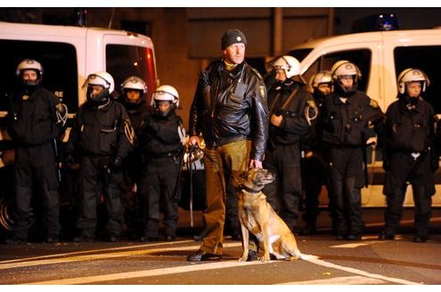 In der Duisburger Altstadt kam es am Samstagabend erneut zu einem Streit zwischen den Rockerbanden der Bandidos und den Hells Angels. (Fotos: Stephan Eickershoff/WAZFotoPool)