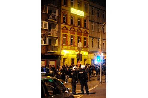 In der Duisburger Altstadt kam es am Samstagabend erneut zu einem Streit zwischen den Rockerbanden der Bandidos und den Hells Angels. (Fotos: Stephan Eickershoff/WAZFotoPool)