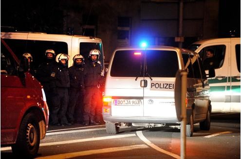 In der Duisburger Altstadt kam es am Samstagabend erneut zu einem Streit zwischen den Rockerbanden der Bandidos und den Hells Angels. (Fotos: Stephan Eickershoff/WAZFotoPool)