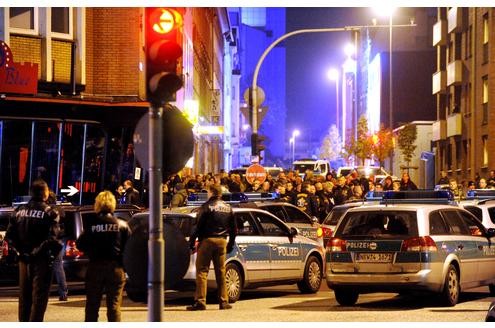 In der Duisburger Altstadt kam es am Samstagabend erneut zu einem Streit zwischen den Rockerbanden der Bandidos und den Hells Angels. (Fotos: Stephan Eickershoff/WAZFotoPool)