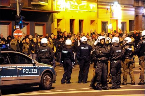 In der Duisburger Altstadt kam es am Samstagabend erneut zu einem Streit zwischen den Rockerbanden der Bandidos und den Hells Angels. (Fotos: Stephan Eickershoff/WAZFotoPool)