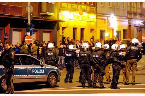 In der Duisburger Altstadt kam es am Samstagabend erneut zu einem Streit zwischen den Rockerbanden der Bandidos und den Hells Angels. (Fotos: Stephan Eickershoff/WAZFotoPool)