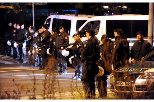 In der Duisburger Altstadt kam es am Samstagabend erneut zu einem Streit zwischen den Rockerbanden der Bandidos und den Hells Angels. (Fotos: Stephan Eickershoff/WAZFotoPool)