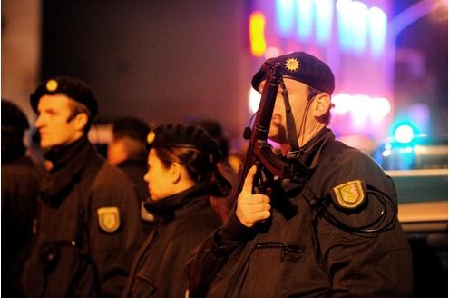 In der Duisburger Altstadt kam es am Samstagabend erneut zu einem Streit zwischen den Rockerbanden der Bandidos und den Hells Angels. (Fotos: Stephan Eickershoff/WAZFotoPool)