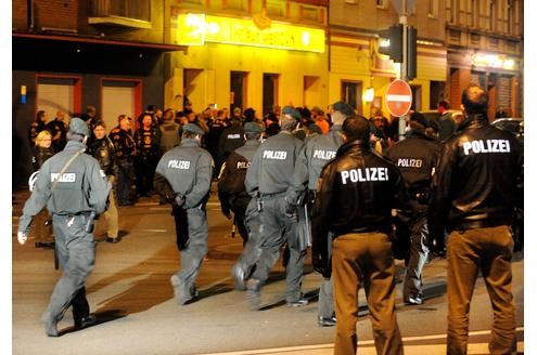 In der Duisburger Altstadt kam es am Samstagabend erneut zu einem Streit zwischen den Rockerbanden der Bandidos und den Hells Angels. (Fotos: Stephan Eickershoff/WAZFotoPool)