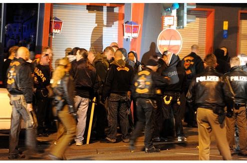 In der Duisburger Altstadt kam es am Samstagabend erneut zu einem Streit zwischen den Rockerbanden der Bandidos und den Hells Angels. (Fotos: Stephan Eickershoff/WAZFotoPool)