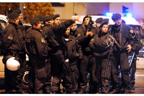 In der Duisburger Altstadt kam es am Samstagabend erneut zu einem Streit zwischen den Rockerbanden der Bandidos und den Hells Angels. (Fotos: Stephan Eickershoff/WAZFotoPool)