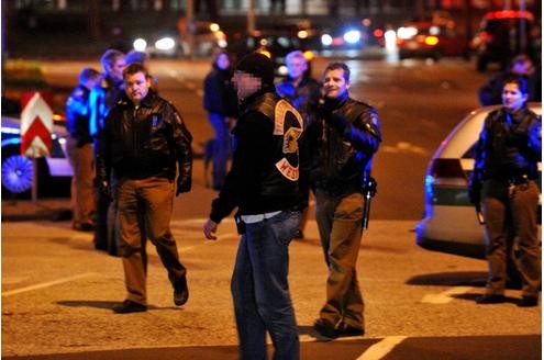 In der Duisburger Altstadt kam es am Samstagabend erneut zu einem Streit zwischen den Rockerbanden der Bandidos und den Hells Angels. (Fotos: Stephan Eickershoff/WAZFotoPool)