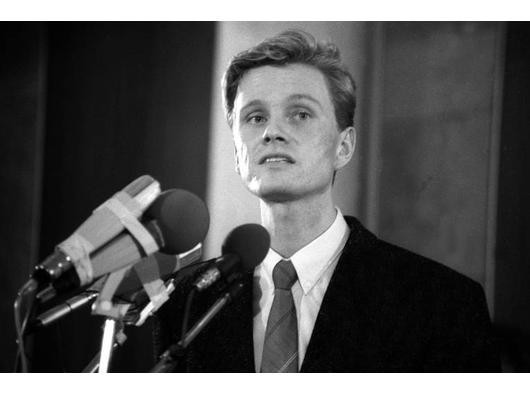 1985: Ein neues Gesicht in der Politik. Der damals 23-jährige Guido Westerwelle hält als Vorsitzender der Jungen Liberalen eine Rede anlässlich des fünfjährigen Bestehens des FDP-Jugendverbandes. 1983...