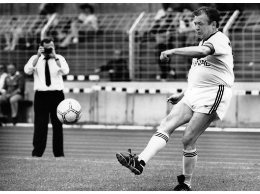 Klaus Steilmann spielt 1988 bei einer Partie der Alten Herren der SG Wattenscheid 09 im Lohrheidestadion mit. Foto: Ingo Otto