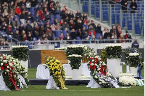 Es ist eine der größten Trauerfeiern der deutschen Nachkriegsgeschichte: Zehntausende Menschen werden am Sonntag in Hannover erwartet, um dem verstorbenen Fußball-Nationaltorhüter Robert Enke die letzte Ehre zu erweisen. Der Sarg des Toten wird in der Arena aufgebahrt.