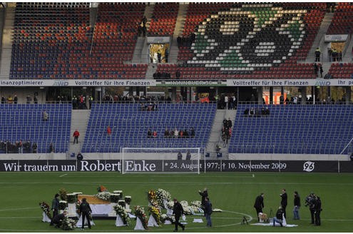 Es ist eine der größten Trauerfeiern der deutschen Nachkriegsgeschichte: Zehntausende Menschen werden am Sonntag in Hannover erwartet, um dem verstorbenen Fußball-Nationaltorhüter Robert Enke die letzte Ehre zu erweisen. Der Sarg des Toten wird in der Arena aufgebahrt.