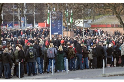 Es ist eine der größten Trauerfeiern der deutschen Nachkriegsgeschichte: Zehntausende Menschen werden am Sonntag in Hannover erwartet, um dem verstorbenen Fußball-Nationaltorhüter Robert Enke die letzte Ehre zu erweisen. Der Sarg des Toten wird in der Arena aufgebahrt.