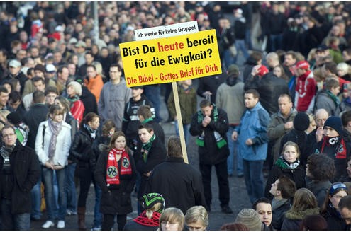 Es ist eine der größten Trauerfeiern der deutschen Nachkriegsgeschichte: Zehntausende Menschen werden am Sonntag in Hannover erwartet, um dem verstorbenen Fußball-Nationaltorhüter Robert Enke die letzte Ehre zu erweisen. Der Sarg des Toten wird in der Arena aufgebahrt.