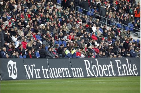 In vielen Gaststätten in Hannovers Innenstadt deuteten zudem Bilder von Enke und Fan-Devotionalien von Hannover 96 auf den traurigen Anlass hin.