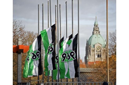 Es ist eine der größten Trauerfeiern der deutschen Nachkriegsgeschichte: Über 45.000 Menschen werden am Sonntag in Hannover erwartet, um dem verstorbenen Fußball-Nationaltorhüter Robert Enke die letzte Ehre zu erweisen. Der Sarg des Toten wird in der Arena aufgebahrt.