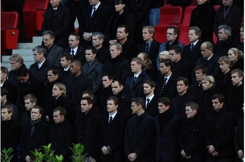 Es ist eine der größten Trauerfeiern der deutschen Nachkriegsgeschichte: Zehntausende Menschen werden am Sonntag in Hannover erwartet, um dem verstorbenen Fußball-Nationaltorhüter Robert Enke die letzte Ehre zu erweisen. Der Sarg des Toten wird in der Arena aufgebahrt.