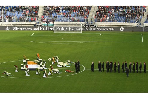 Es ist eine der größten Trauerfeiern der deutschen Nachkriegsgeschichte: Zehntausende Menschen werden am Sonntag in Hannover erwartet, um dem verstorbenen Fußball-Nationaltorhüter Robert Enke die letzte Ehre zu erweisen. Der Sarg des Toten wird in der Arena aufgebahrt.